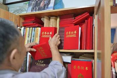 市人大常委会主任徐一平看望“爱管闲事”的无锡好人马淼根